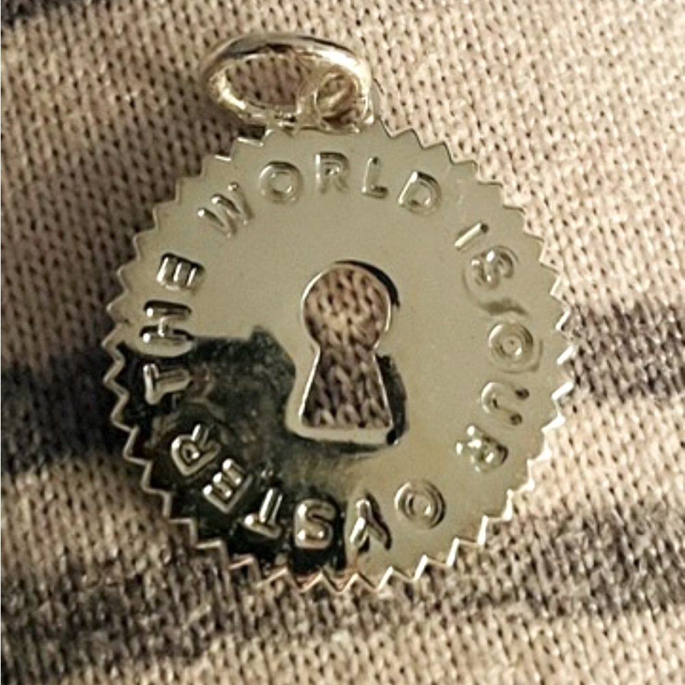 India Hicks silver tone pendant “The World Is Our Oyster”in GUC